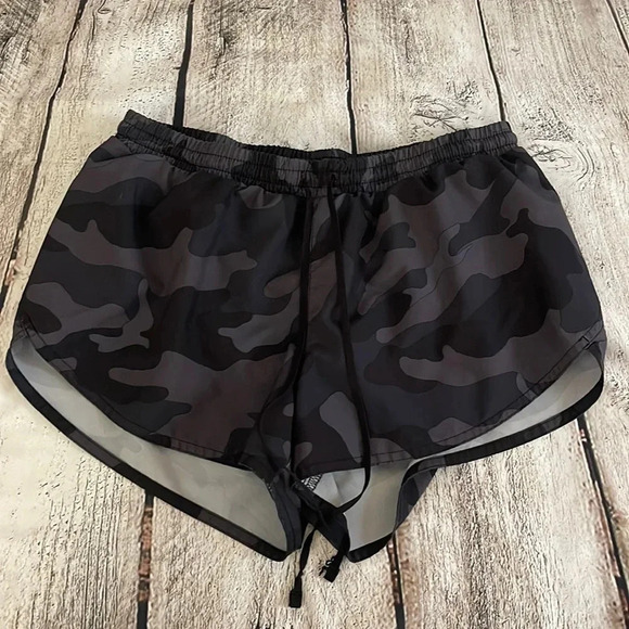 Women’s Old Navy camouflage lined shorts Small - Picture 1 of 4